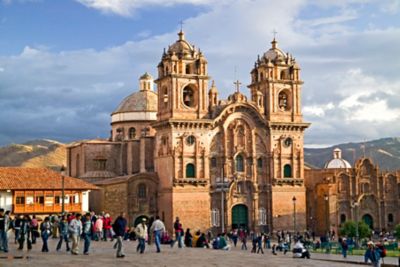 Foto em perspectiva da Catedral de Cusco, no Peru