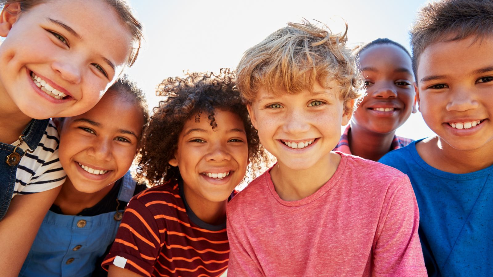 Falta inspiração para alegrar os baixinhos? Confira uma lista de ideias de brincadeiras para crianças e divirta-se com seu filho. Descubra agora!