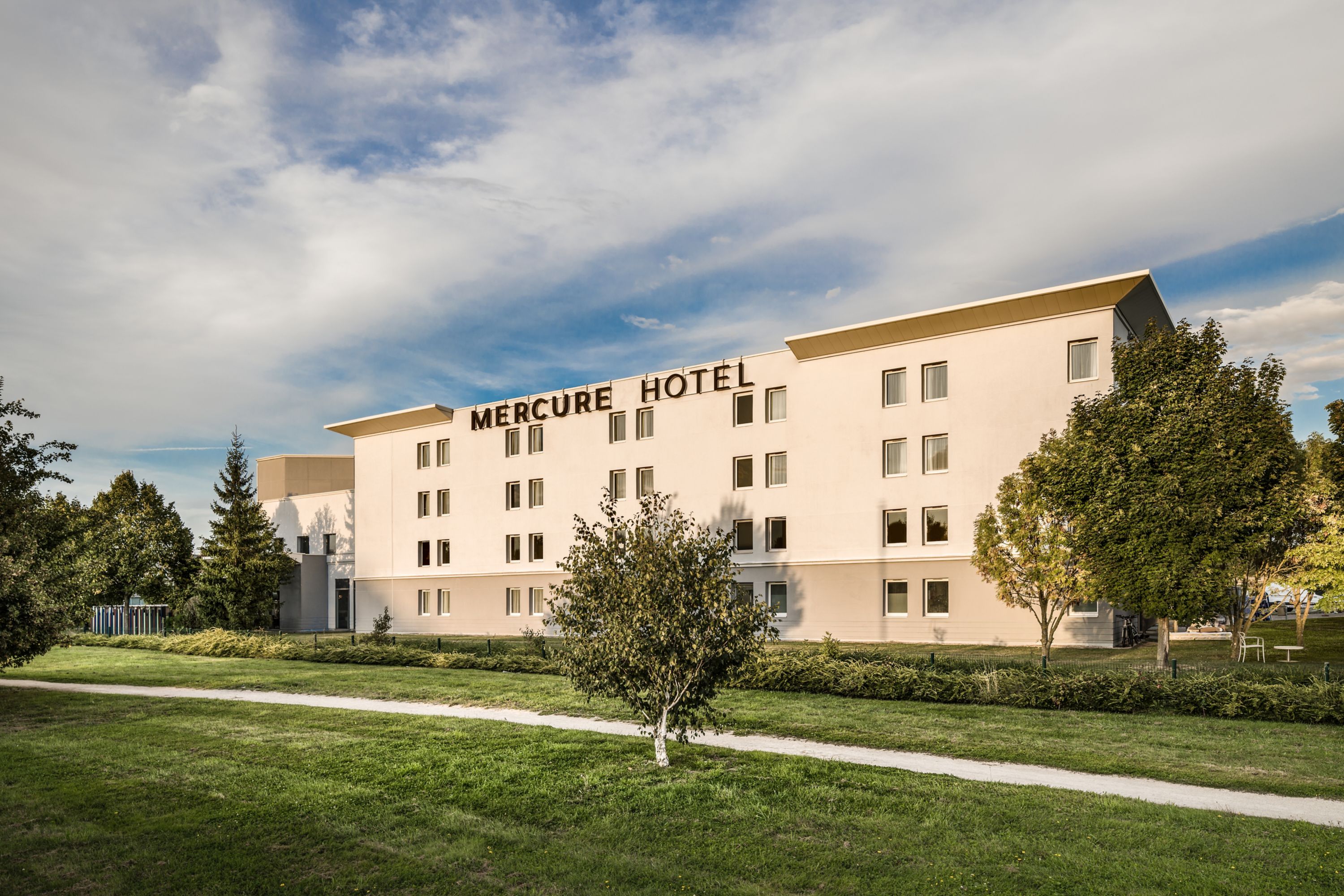 Mercure Chartres Est - France