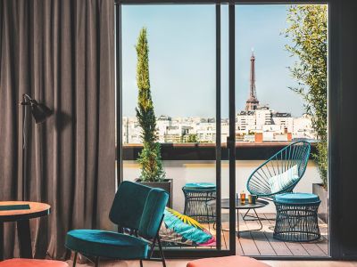 Chambre d'hôtel avec terrasse privative et vue sur la tour Eiffel