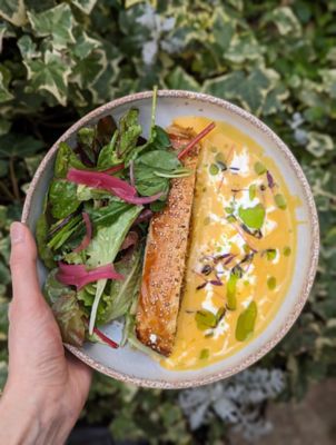 Teller mit dekorativ angerichteter Suppe und Salat im Restaurant La Recyclerie, Montmartre, Paris