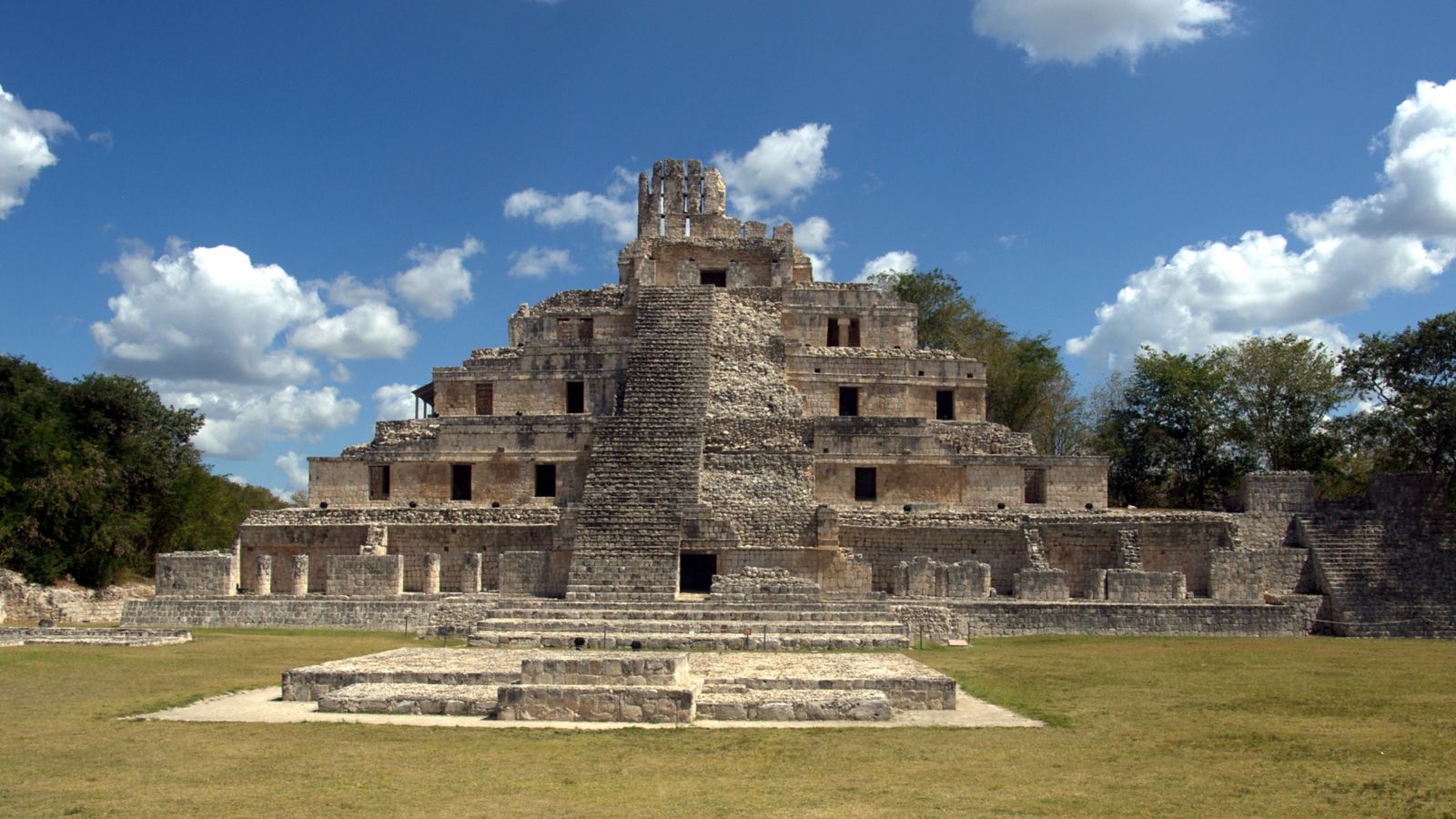 Templo Principal de la Gran Acrópolis en la Zona Arqueológica de Edzná, ubicada en Campeche, México.