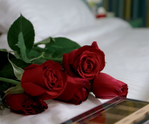 Romantic sea-view room with Valentine’s Day details