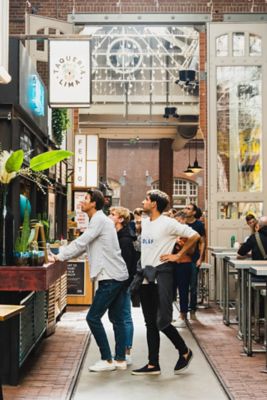 Menschen warten an der Taqueria Lima in der Foodhallen Amsterdam auf mexikanisches Streetfood