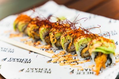 Bunte internationale Sushi-Kreationen bei Mr. Temaki in der Foodhallen Amsterdam