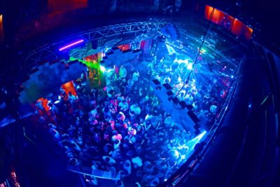 Piste de danse à l’Instant-Fogas, plus grand ruin bar de Budapest