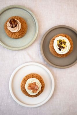 Drei Gebäckstücke aus der Pâtisserie Mélilot in Paris von oben aufgenommen