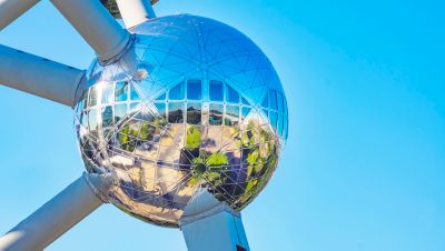 Eine der stählernen Kugeln des Atomiums in Brüssel, von der mehrere Rohre abzweigen