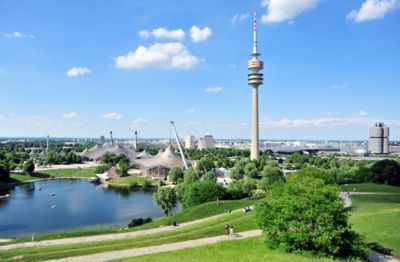 Blick über München vom Olympiapark mit dem Olympiaturm