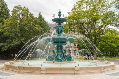 Springbrunnen im Jardin Anglais, einem Park in der Stadt Genf am Ufer des Genfersees