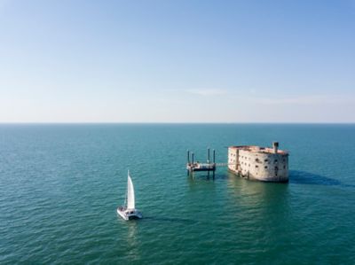 Catamaran navigant à proximité du Fort Boyard