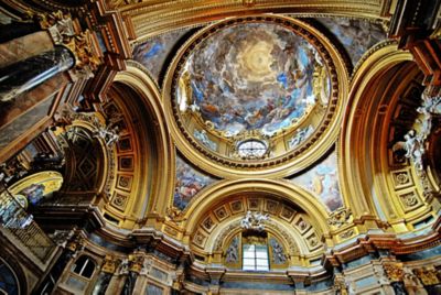 Cúpula barroca del Palacio Real de Madrid cubierta de frescos