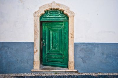 Entrée d’une habitation avec porte en bois verte à Faro
