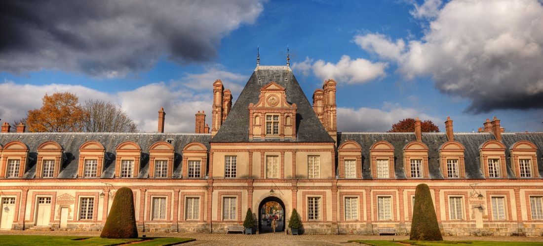 Fontainebleau Castle: Grand Entrance and Alley