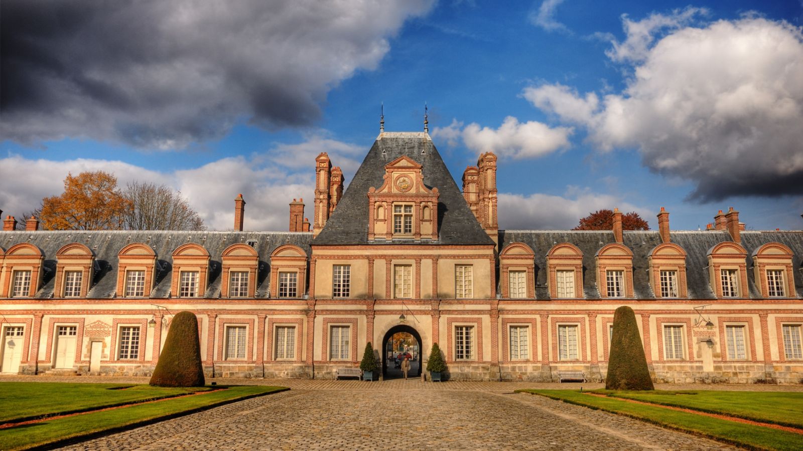 Fontainebleau Castle: Grand Entrance and Alley