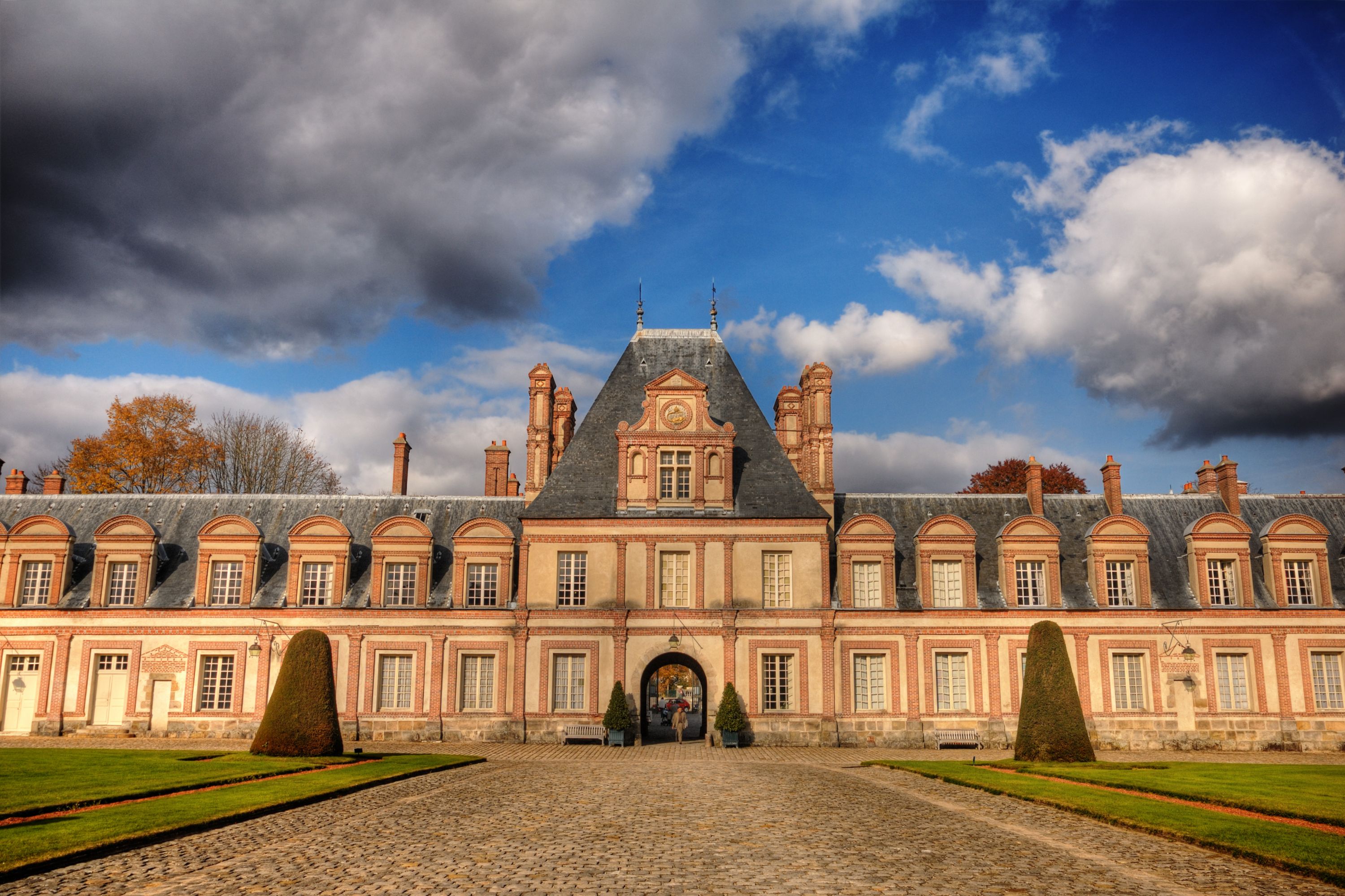 Fontainebleau Castle: Grand Entrance and Alley