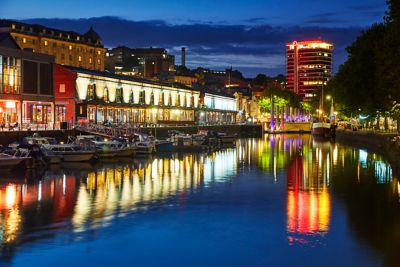 Les berges illuminées du quartier Watershed, un lieu où sortir à Bristol