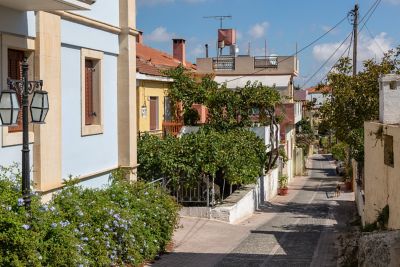 Pittoreske Straße mit pastellfarbenen Häusern im Bergdorf Archanes, ein Geheimtipp auf Kreta