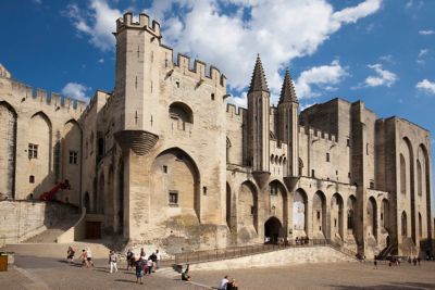 Visiteurs au pied du palais des Papes