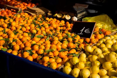 Frische Mandarinen und Zitronen auf einem Marktstand in Griechenland