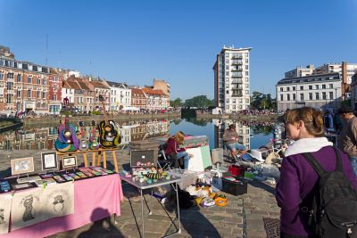 Vendeurs et acheteurs au marché aux puces de Lille