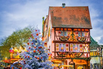 Maisons alsaciennes illuminées et décorées face au marché de Noël de Colmar en Alsace
