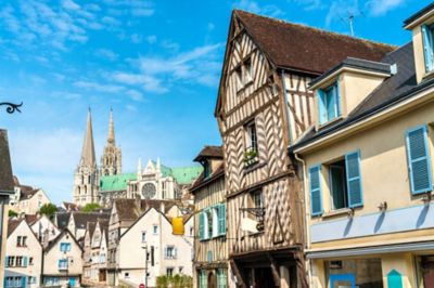 Maisons traditionnelles dans le centre de Chartres, avec les tours de la cathédrale Notre-Dame en arrière-plan