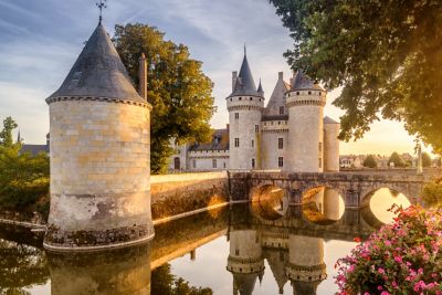 Das geschichtsträchtige Château de Sully-sur-Loire, das sich im Wasser spiegelt