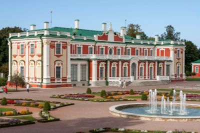 Château de Kadriorg et son parc avec parterres fleuris et fontaines