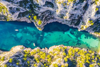 Calanque d'En-Vau im Nationalpark Calanques bei Marseille, ein türkisblauer Fjord zwischen Felsen