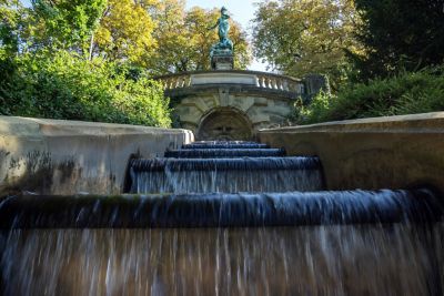 Galateabrunnen in Stuttgart mit Statue einer griechischen Nymphe und über Terrassen laufendes Wasser