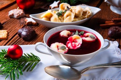Borschtsch, eine Rote-Bete-Suppe mit Klößen, ein traditionelles polnisches Weihnachtsgericht