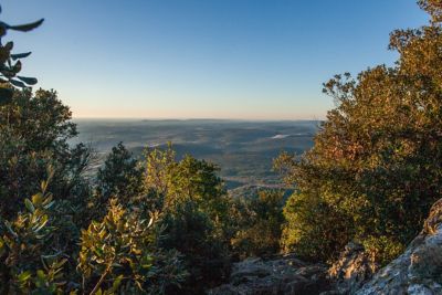 Panorama sur la garrigue après une randonnée au pic Saint-Loup