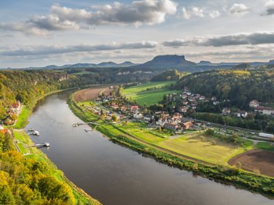Kurort Rathen im Elbtal in der Sächsischen Schweiz, eingerahmt vom Fluss und von grünen Hügeln
