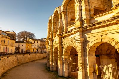Théâtre romain d'Arles inondé par la lumière dorée de fin de journée
