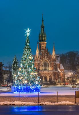 Beleuchteter Weihnachtsbaum auf dem Rynek Podgórski n Krakau mit der märchenhaften Josefskirche