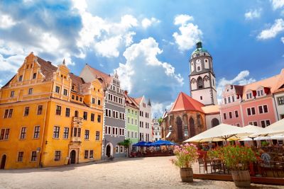 Bunte Häuserfassaden in der Altstadt von Meißen, einem Ausflugsziel an der Elbe