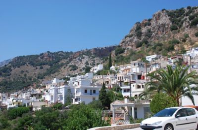 Pittoreskes Bergdorf Kritsa, ein Geheimtipp auf Kreta mit weißen Häusern vor schroffen Hügeln
