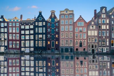 Anciennes maisons de marchands bordant un canal à Amsterdam