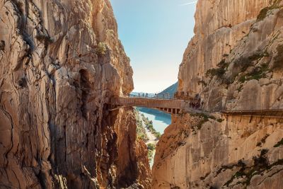 Impactante pasarela del Caminito del Rey sobre un acantilado entre dos escarpadas montañas