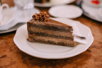 Part de gâteau au chocolat dans un café viennois