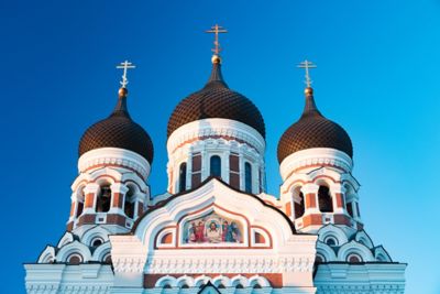 Verzierte Zwiebeltürme der Alexander-Newski-Kathedrale in der Altstadt von Tallinn