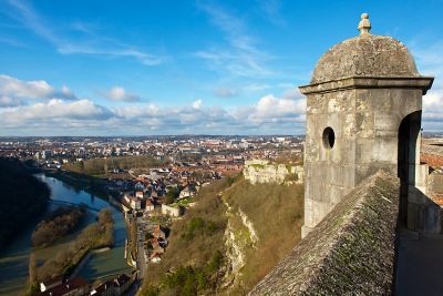 Tourelle de la citadelle de Besançon, construite par Vauban, et panorama sur la ville en contrebas 