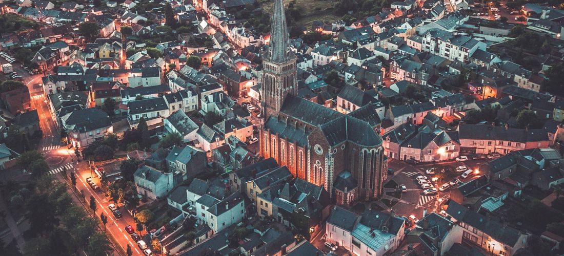 Coueron cityscape at dusk