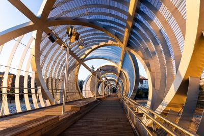 Luz dorada del amanecer sobre el emblemático puente monumental de Arganzuela en Madrid