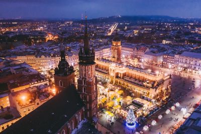 Der Weihnachtsmarkt auf dem Rynek Główny in Krakau in der Abenddämmerung aus der Luft gesehen