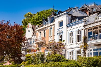 Malerische Wohnstraße mit historischen Häusern an der Elbe in Övelgönne, Hamburg