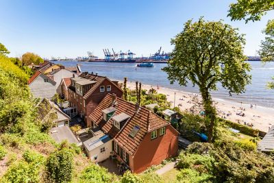 Historische kleine Häuser in Övelgönne, Hamburg, an der Elbe