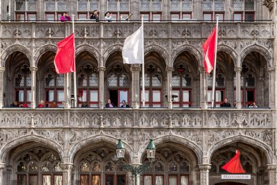 Besucher auf den Balkonen des Historiums, ein interaktives, multimediales Museum in Brügge