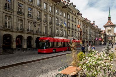 Roter Bus in der Berner Altstadt vor dem Zytglogge, einem Zeitglockenturm aus dem Mittelalter